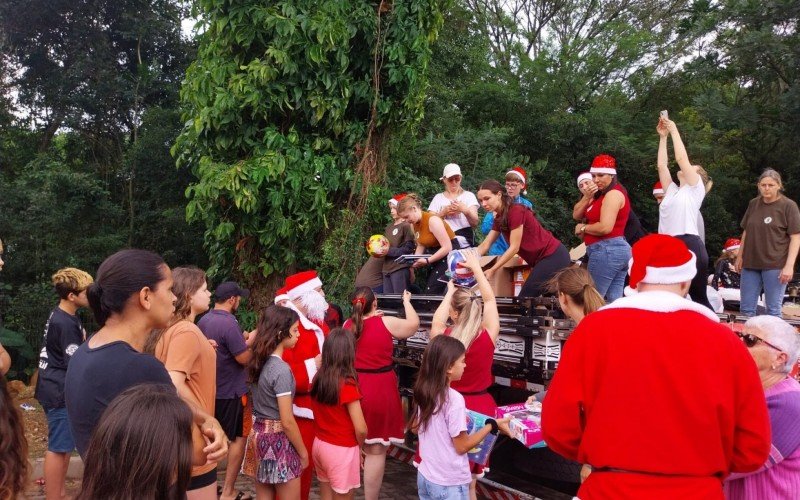 Chegada do Papai Noel: Mais de 2,5 mil presentes são entregues por voluntários a crianças da região | abc+