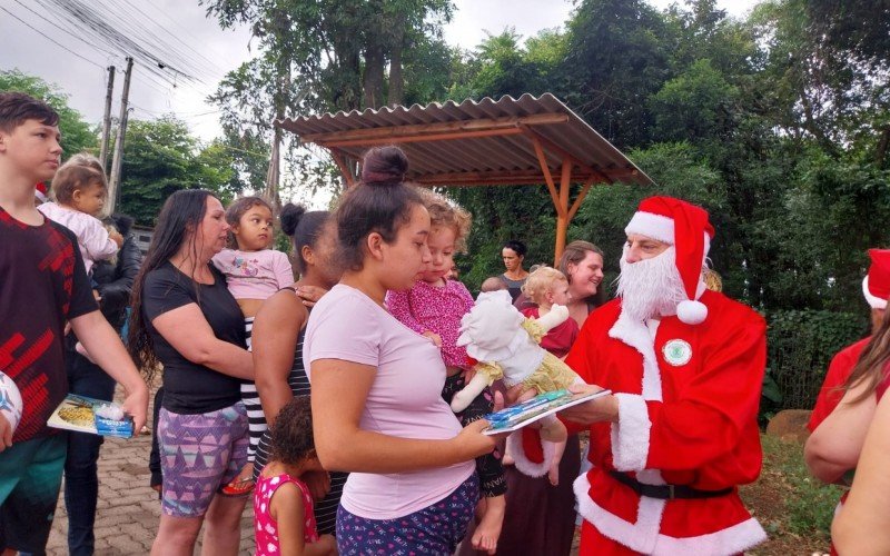 Chegada do Papai Noel: Mais de 2,5 mil presentes são entregues por voluntários a crianças da região | abc+