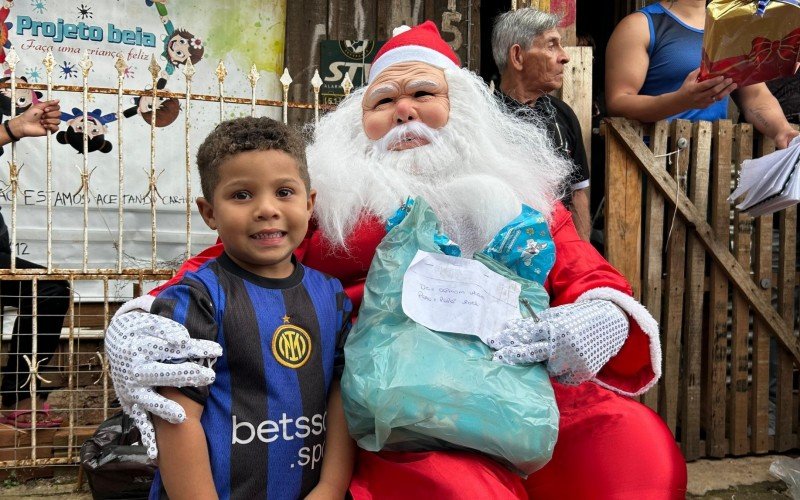 Saimon Miguel, 4 anos, foi uma das 150 crianças presenteadas no Natal da Dona Beia | abc+