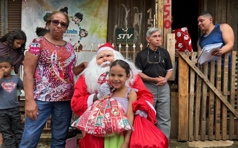 Natal da Dona Beia presenteia 150 crianças do bairro Santo Afonso, na tarde deste domingo (15)