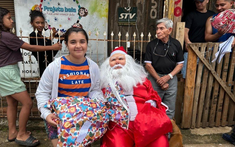 Natal da Dona Beia presenteia 150 crianças do bairro Santo Afonso, na tarde deste domingo (15)