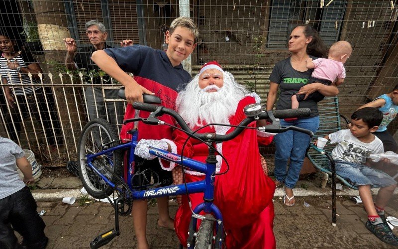 Endrew Gomes, 11 anos, ganhou sua primeira bicicleta em sorteio realizado durante entrega de presentes do Natal da Dona Beia  | abc+
