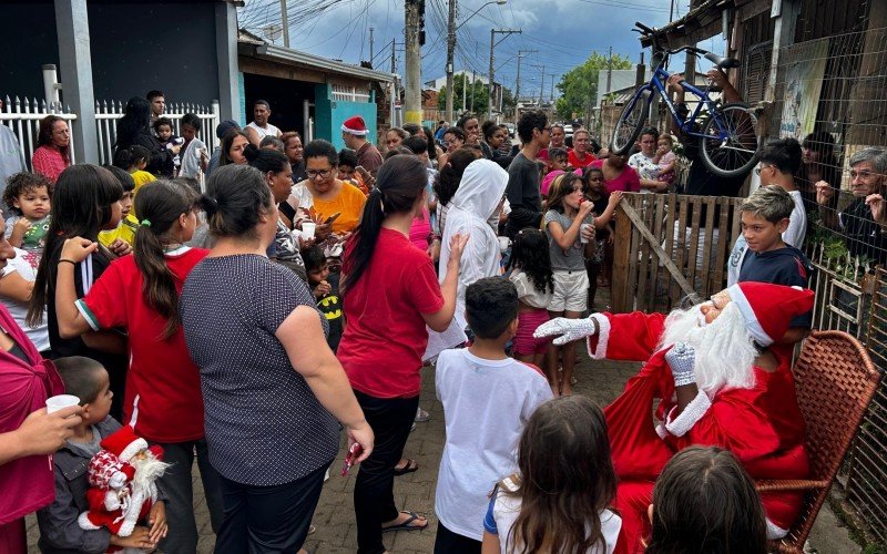 Natal da Dona Beia presenteia 150 crianças do bairro Santo Afonso, na tarde deste domingo (15)