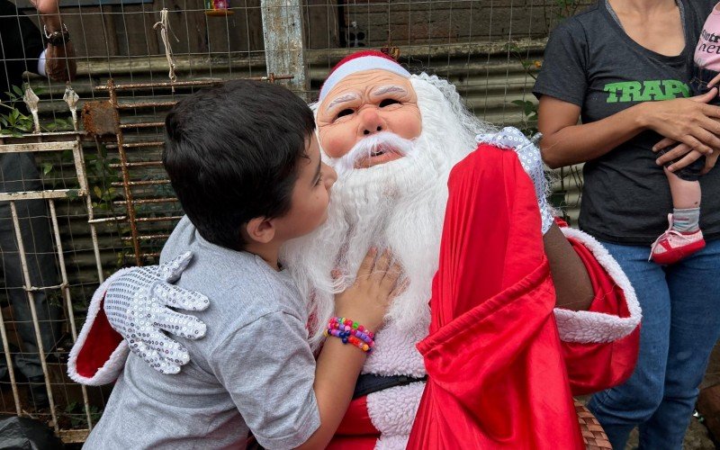 Natal da Dona Beia presenteia 150 crianças do bairro Santo Afonso, na tarde deste domingo (15)