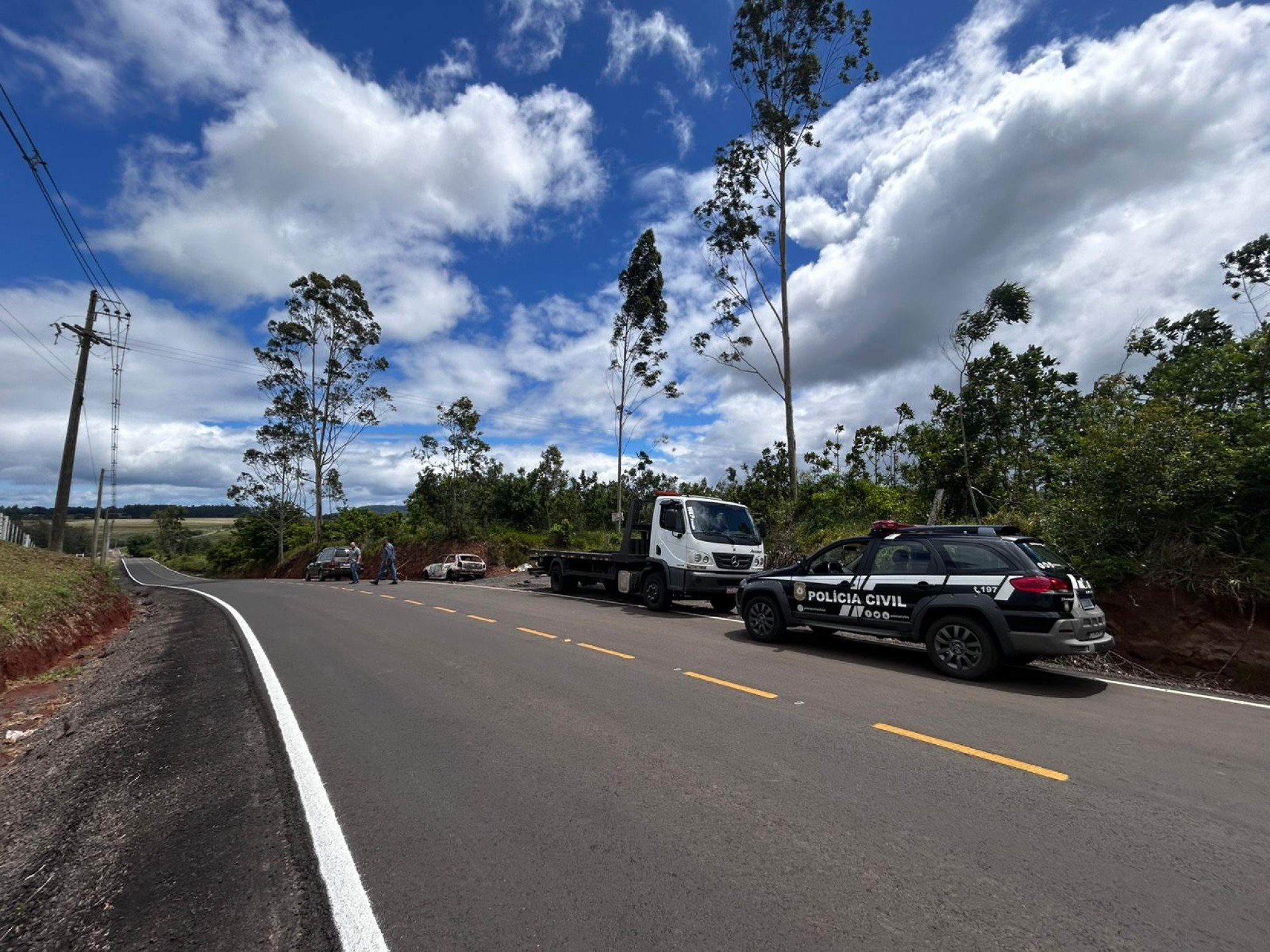 Corpo de mulher é encontrado carbonizado dentro de carro em avenida da região