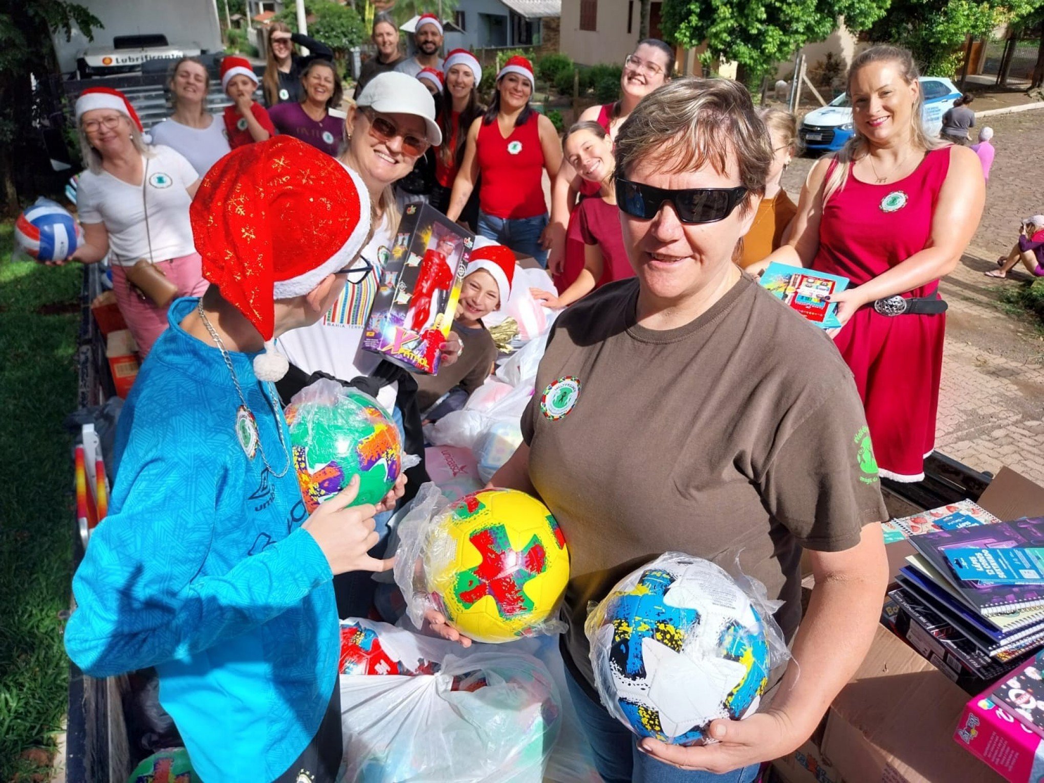 Chegada do Papai Noel: Mais de 2,5 mil presentes são entregues por voluntários a crianças da região