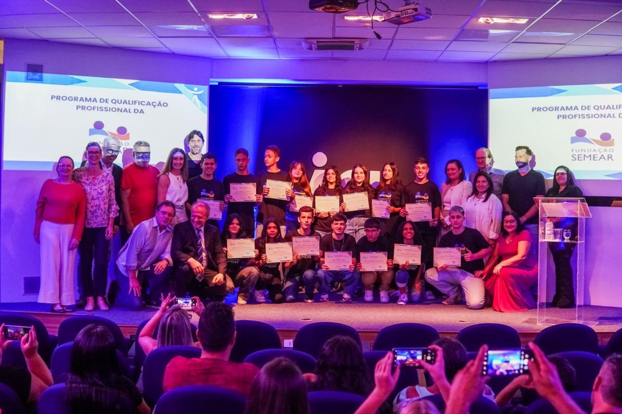 Fundação Semear faz formatura de 15 jovens do Projeto Vencer e celebra 20 anos de impacto social