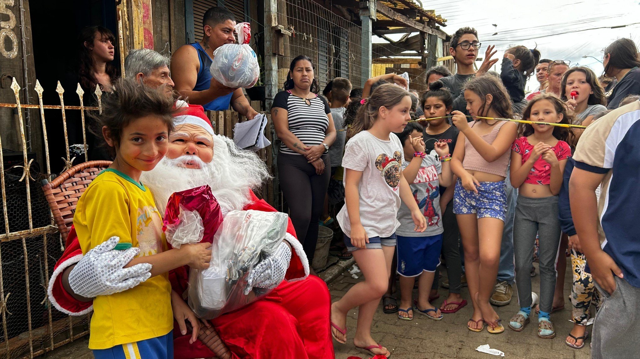 Menina de 8 anos não esconde alegria ao receber cesta básica como presente de Natal