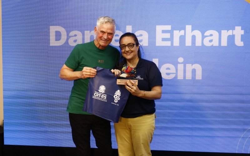 Daniela Erhart Loeblein ficou em 1.º como Professor de EJA em Escola Privada. Honraria foi entregue pelo vice-presidente do CRT-RS, Elemar Schneider | abc+