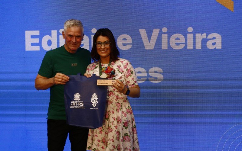 Edilaine Vieira Lopes conquistou a categoria Professor de EJA em Escola Pública. Ela recebeu o troféu das mãos do vice-presidente do CRT-RS, Elemar Schneider | abc+