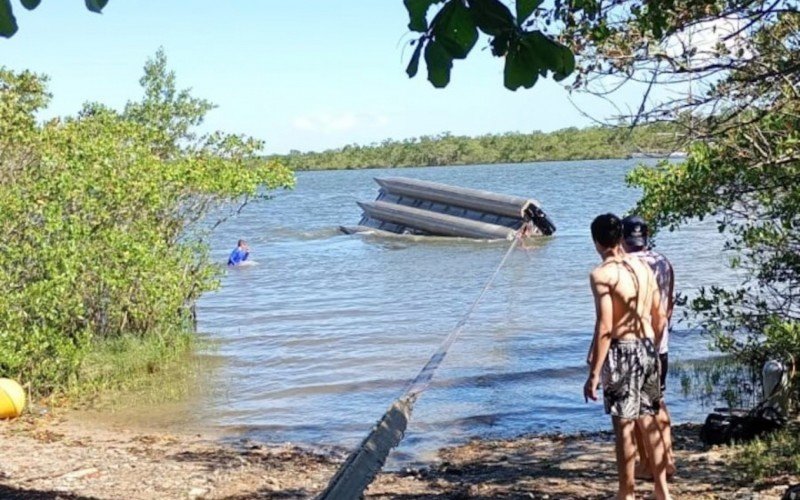 Bebê de 8 meses morre após catamarã virar com rajada de vento em SC | abc+