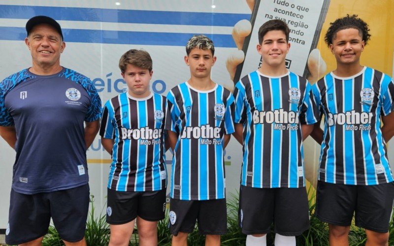 Coordenador da escolinha, Daniel (D) e os alunos que participam da excursão: Bruno, Cauã, Pedro e Arthur