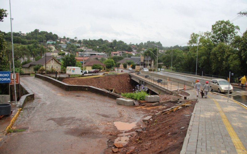 Nova e antiga ponte ficam lado a lado