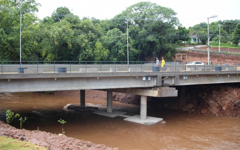 Nova ponte foi construída ao lado da Ponte de Pedra