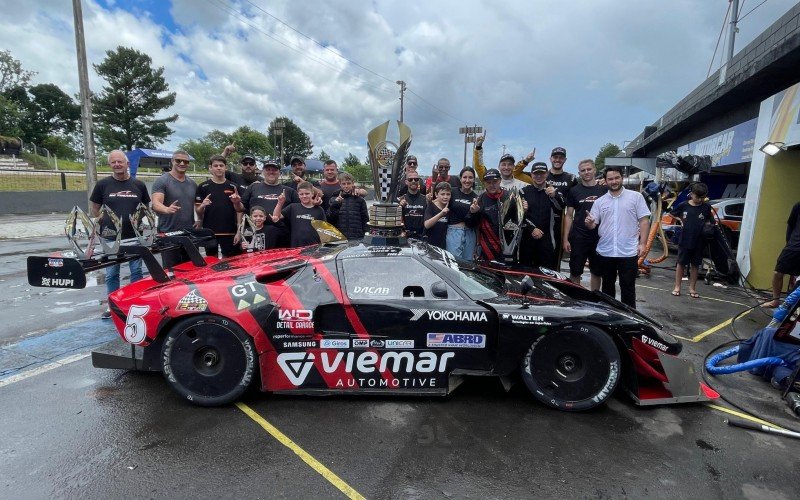 Equipe MC Tubarão, de Campo Bom, com o troféu de das 12 Horas de Tarumã | abc+