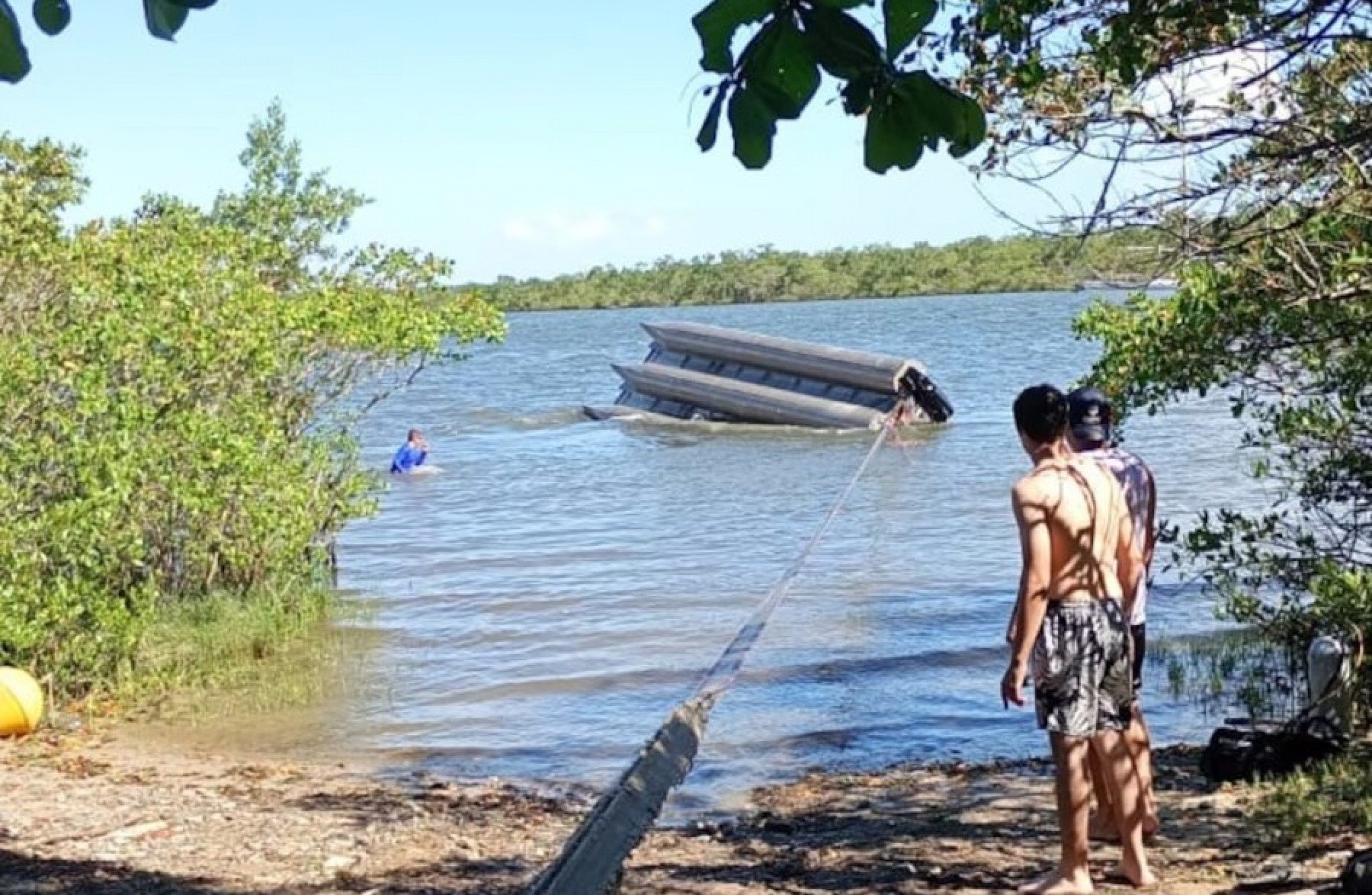 Rajada de vento vira catamarã e desaparecimento de bebê de 8 meses termina em tragédia