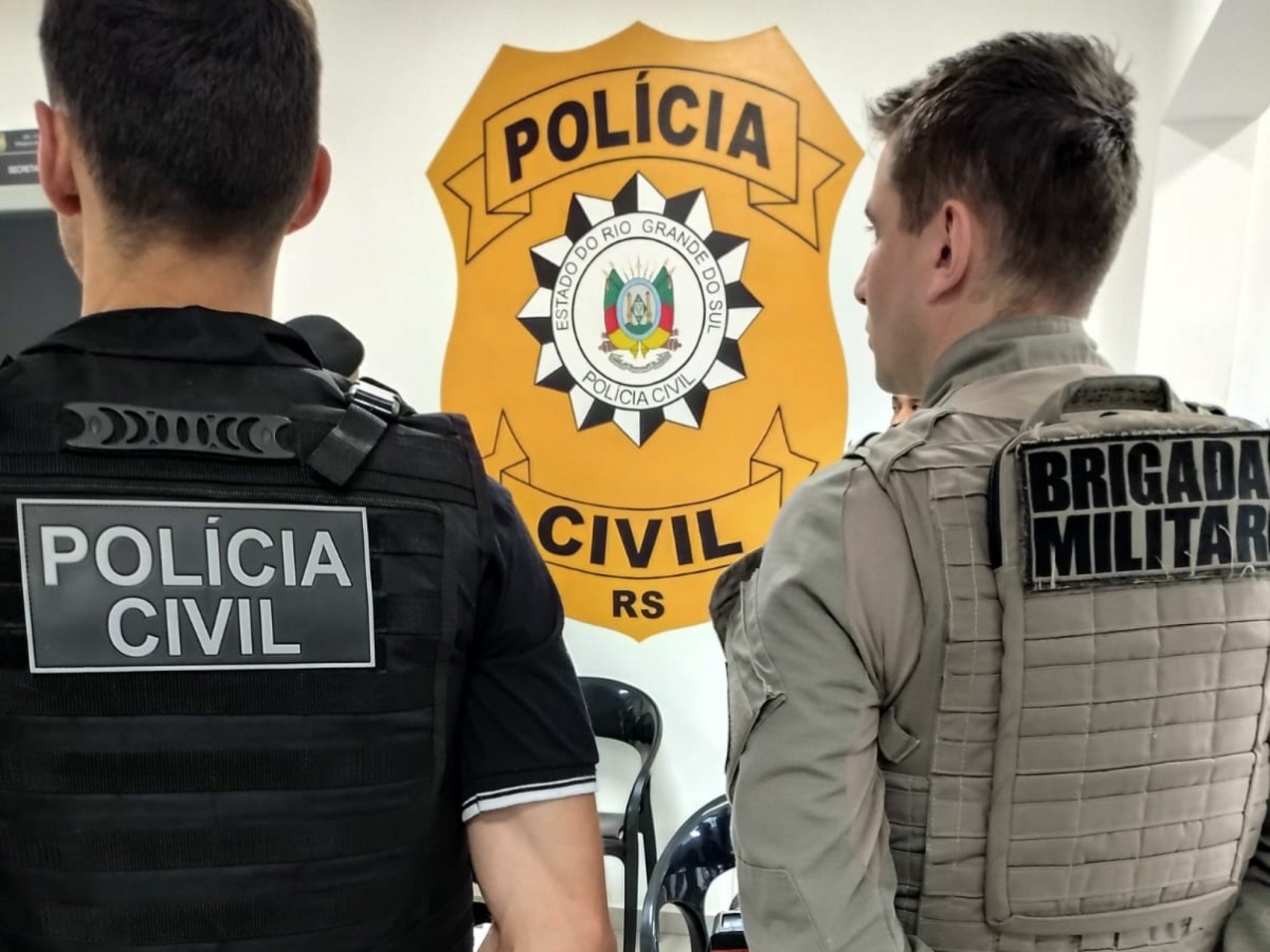 Convite, ataque com bloco de concreto e tiros: O que coloca casal como suspeito de matar homem encontrado dentro de carro no Vale do Caí