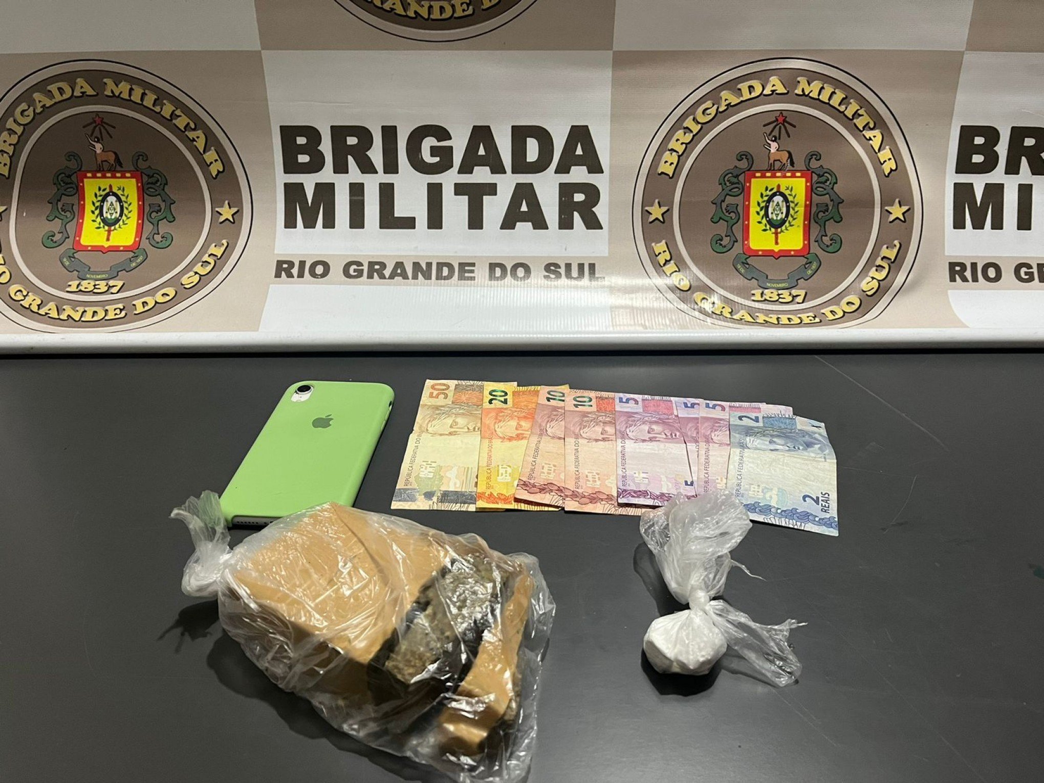 Com cocaína e tijolo de maconha: Canela tem prisões por tráfico