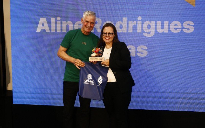 Aline Rodrigues Vargas venceu na categoria Gestor de Escola Pública. Troféu foi entregue pelo vice-presidente do CRT-RS, Elemar Schneider | abc+