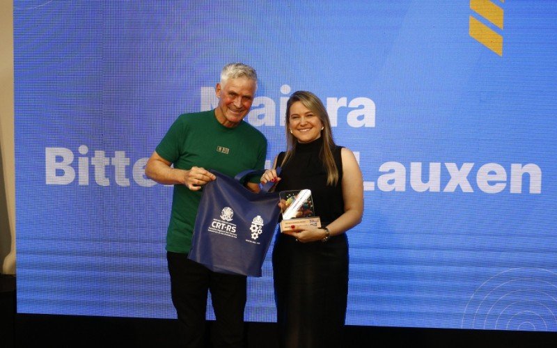 Maiara Bittencourt Lauxen conquistou a categoria Gestor de Escola Privada. Honraria foi entregue pelo vice-presidente do CRT-RS, Elemar Schneider | abc+
