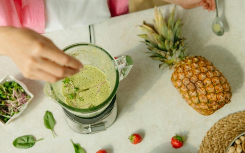 Confira razões para incluir o abacaxi na sua dieta e veja como preparar smoothies nutritivos | abc+