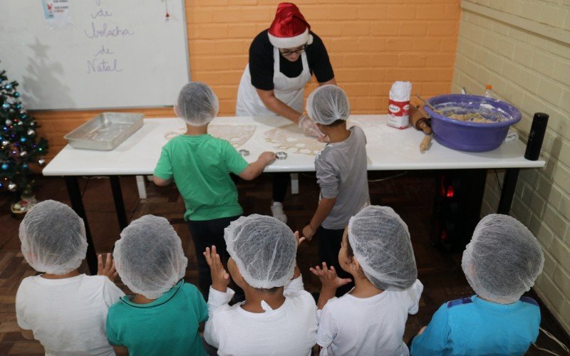 Alunos da Faixa Etária 4 da Emeb Maria Quitéria participaram da oficina de bolachas de Natal com a professora Rejane e colocaram a mão na massa, literalmente | abc+