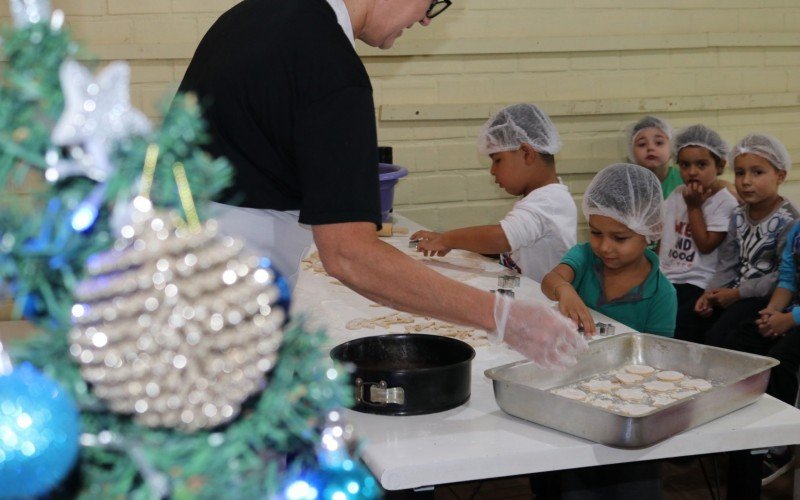 Além de confeccionarem as bolachas, as crianças também as decoraram com confeitos; cada criança levou um saquinho do doce para casa na Emeb Maria Quitéria | abc+