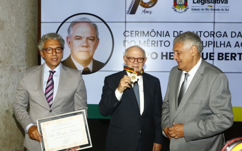 Ex-prefeito de Gramado, Pedro Bertolucci recebe Medalha do Mérito Farroupilha