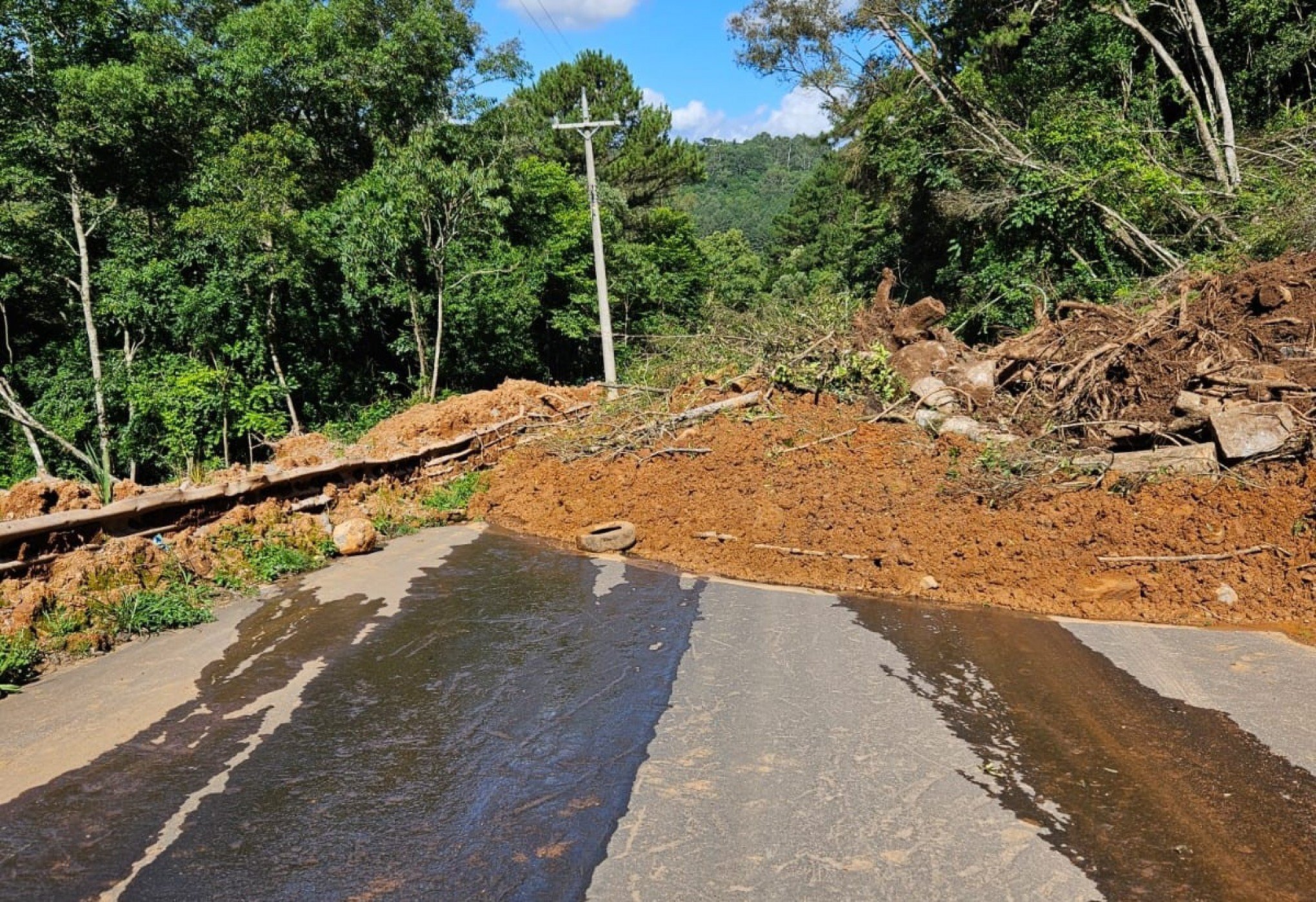 Estrada da Linha 28 é bloqueada em Gramado por queda de barreira