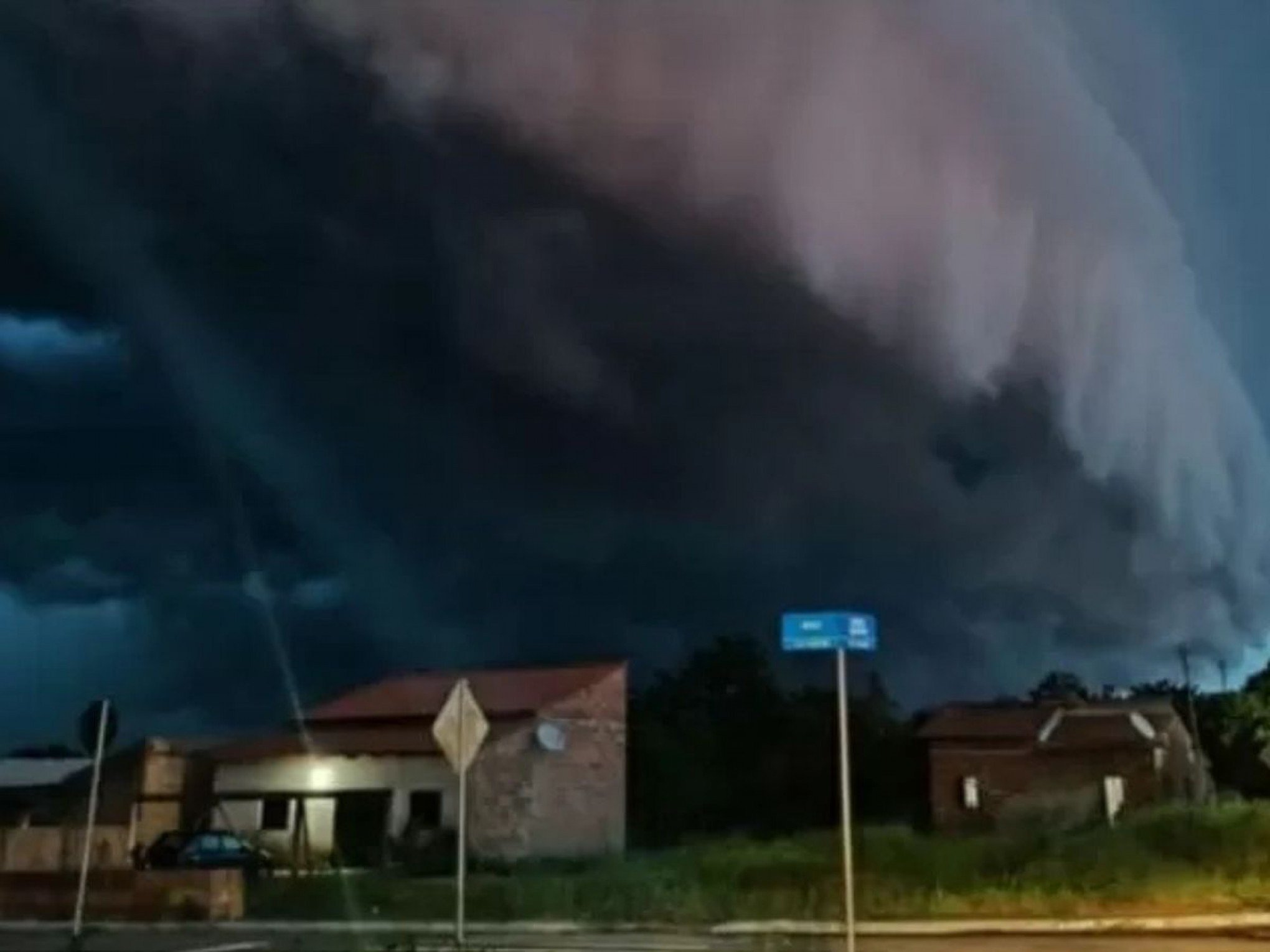 Nuvem gigante encobre cidade e impressiona moradores