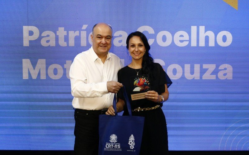 Patrícia Coelho Motta de Souza venceu na categoria Professor de Ensino Superior e recebeu o troféu das mãos de Fernando Gusmão | abc+