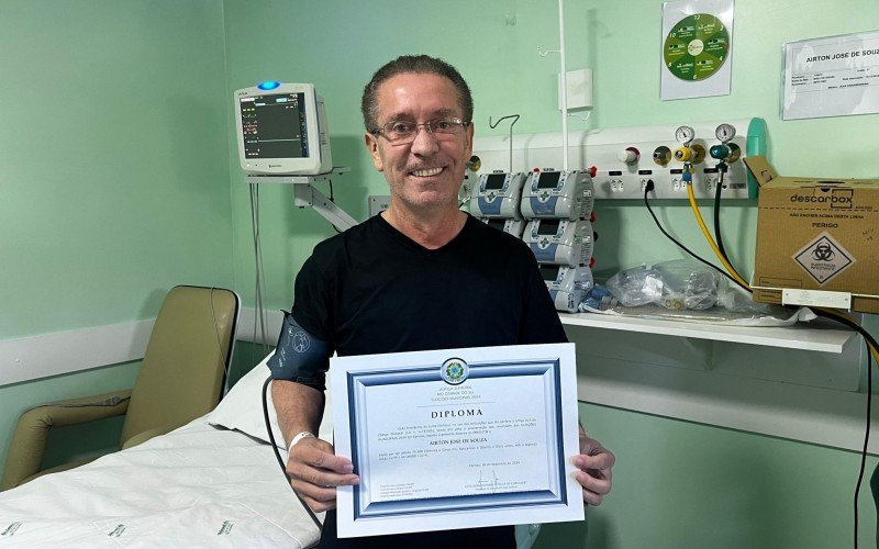 Airton Souza recebeu o diploma no Hospital Nossa Senhora das Graças, onde estava internado