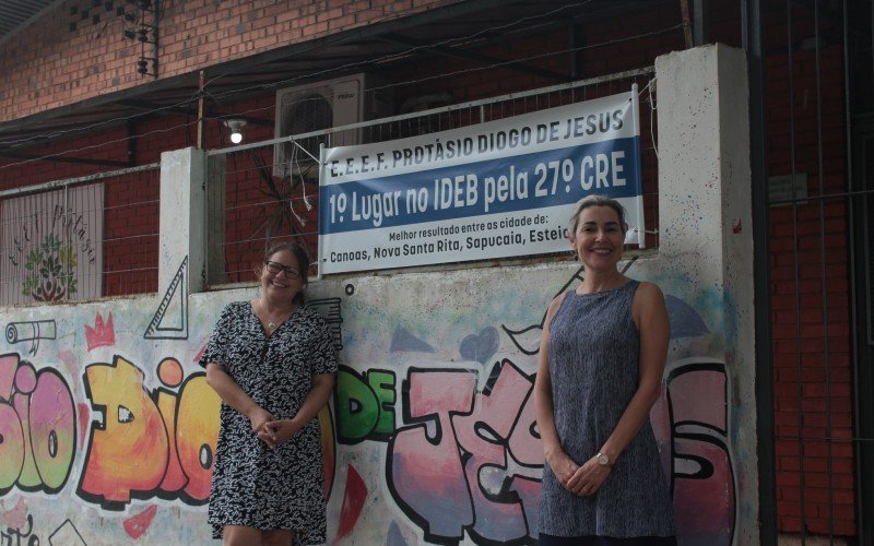 A vice-diretora Lisiane Santos de Sousa e diretora Maria Teresa Perez colocaram o banner com o resultado do Ideb na frente da escola