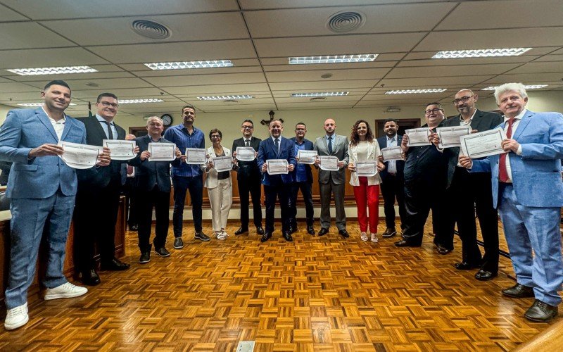 Prefeito Heliomar Franco e os 13 vereadores eleitos, na solenidade de diplomação