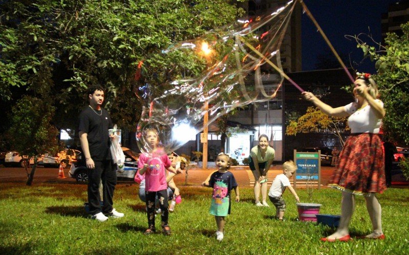 Criançada se divertiu com a confecção de bolhas de sabão gigantes