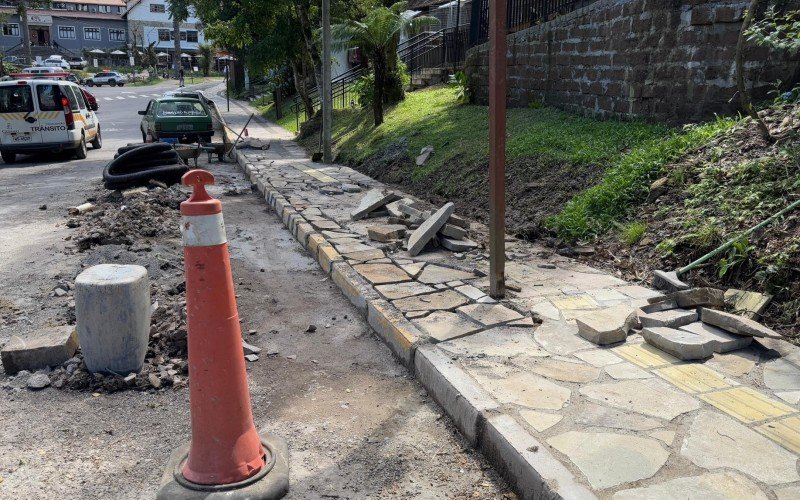 Calçada próxima ao Lago Negro recebe melhorias