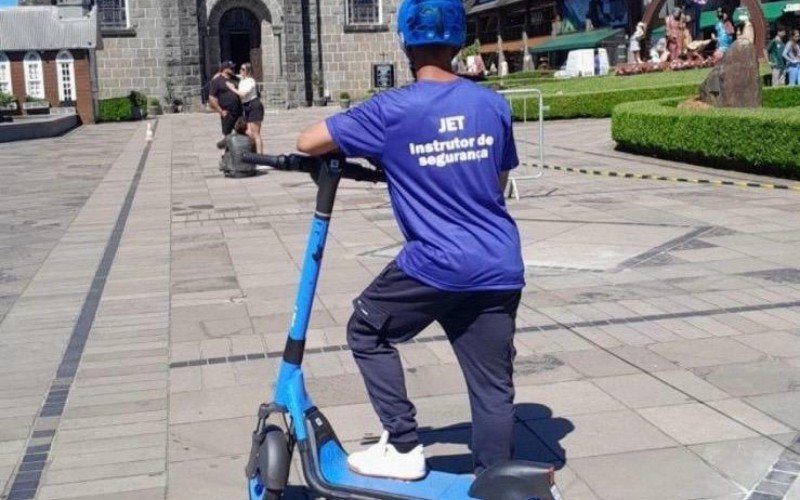 Trânsito de Gramado alerta para regramento de uso dos patinetes