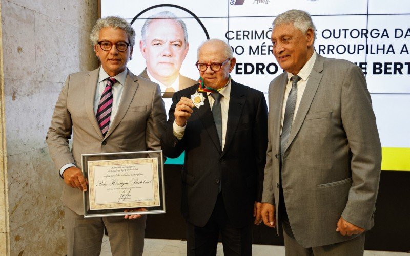 Pedro Bertolucci recebe a Medalha do Mérito Farroupilha 