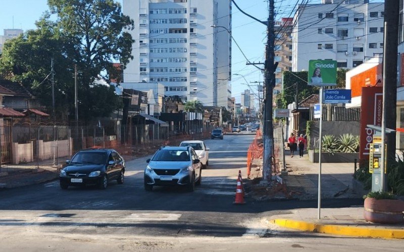 Quadras 7 e 8 da Rua Independência, apesar de ainda em obras, recebiam tráfego de veículos no Centro de São Leopoldo, nesta quarta-feira, 18 de dezembro