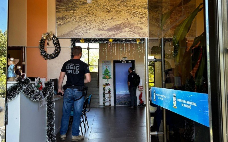 Agentes da Polícia Civil e do Ministério Público permaneceram durante toda a manhã e parte da tarde na sede da prefeitura de Parobé | abc+