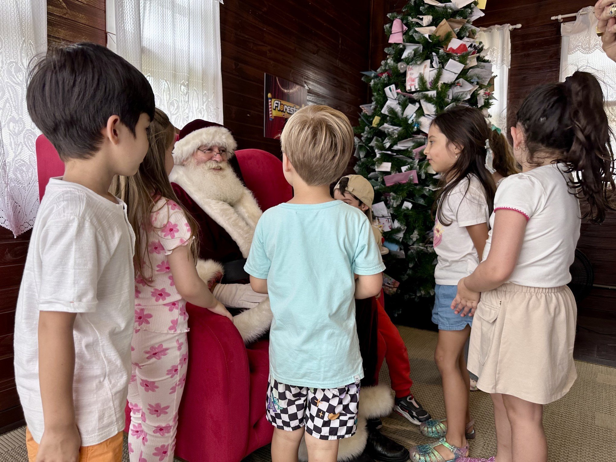 Conheça a história do Papai Noel de Gramado, que se sente realizado em levar alegria a multidões