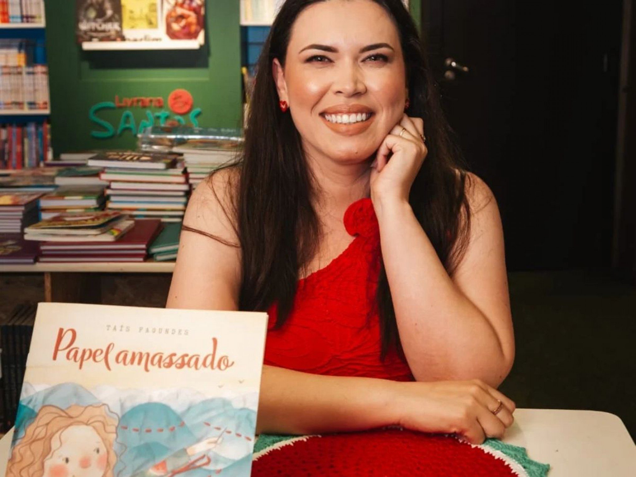 Autora canoense apresenta leitura afetiva em livro intitulado "Papel Amassado"