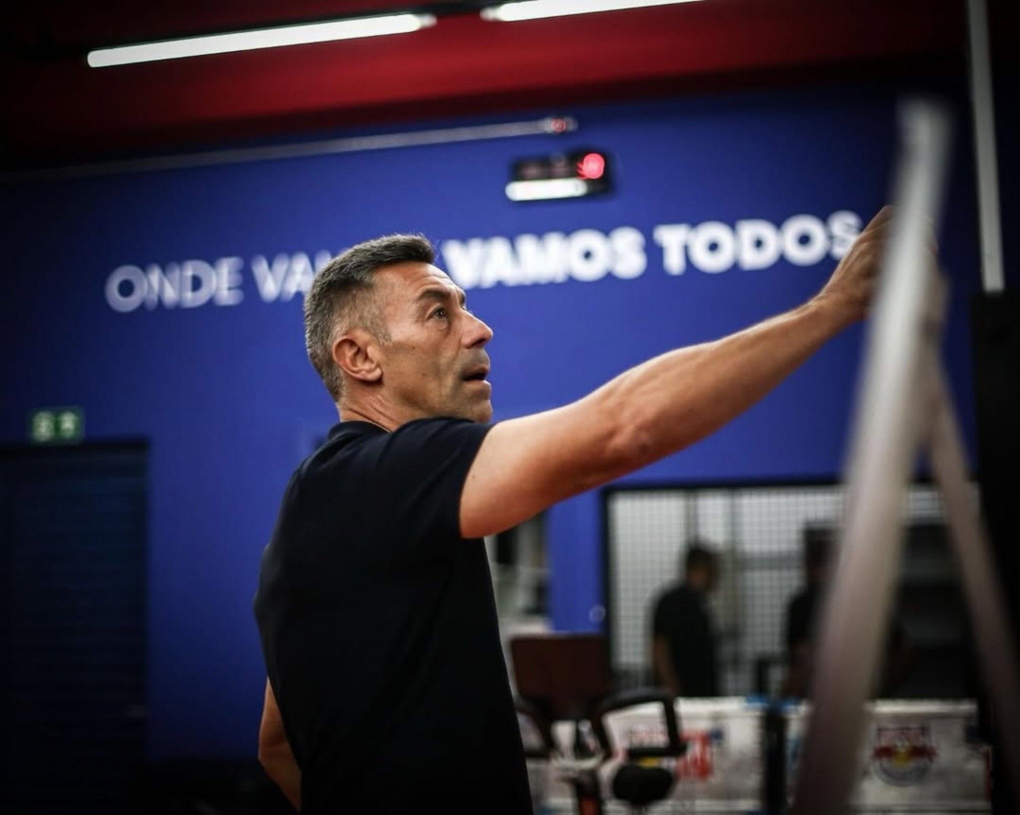 Santos confirma Pedro Caixinha como treinador para 2025