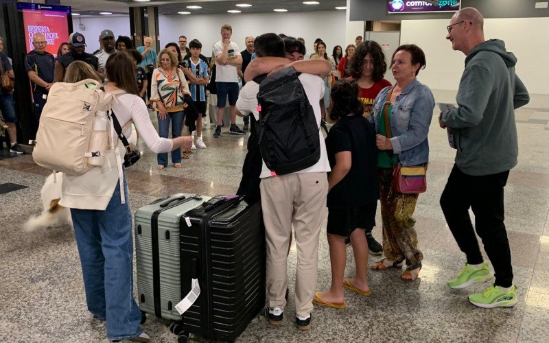 Reencontros emocionados no desembarque do voo da retomada internacional do Salgado Filho | abc+