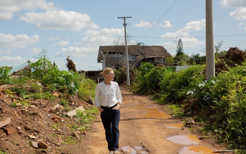 Cate Blanchett, caminhou pelo bairro Passo de Estrela, localizado às margens do Rio Taquari, no Rio Grande do Sul