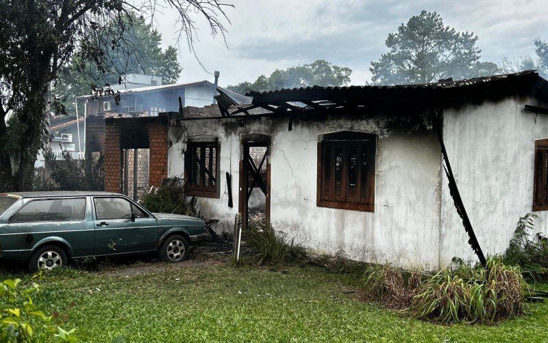 Casa foi incendiada na manhã desta quinta-feira | abc+