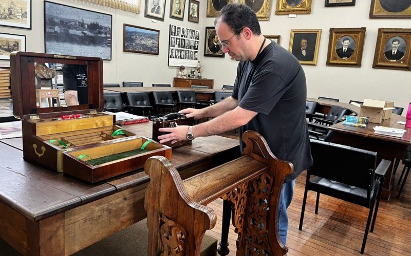 Rodrigo e as peças já restauradas do Museu Histórico 