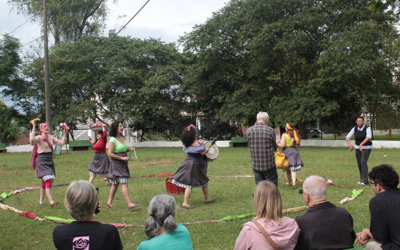 Coletivo de Teatro Panapaná apresentou a peça Cumadres na Praça Parque Universitário, no bairro São José