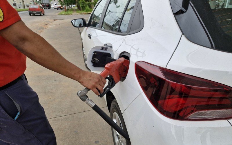 Consumidores estão pagando menos pelo litro da gasolina