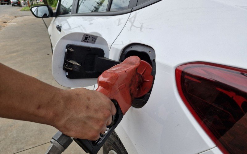 Consumidores estão pagando menos pelo litro da gasolina